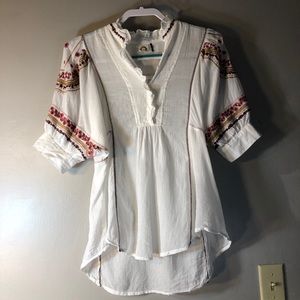 Final Price NWOT Anthropologie Akemi & Kin Embroidered Top